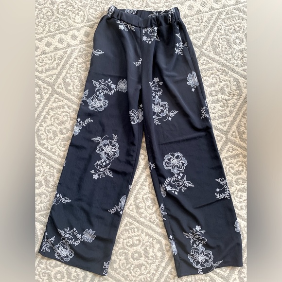 Xhilaration Navy Floral Print Cropped Wide Leg Pants Women’s Small NWT New - Picture 1 of 5